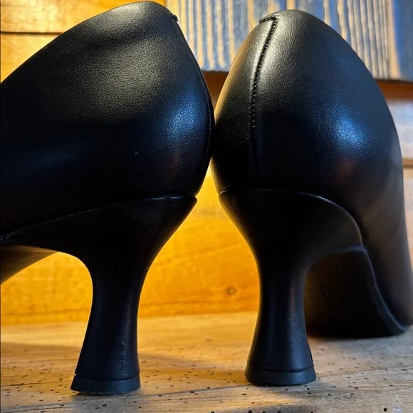 Clarks low heel pump black size 9 1/2 Women’s - Picture 4 of 6